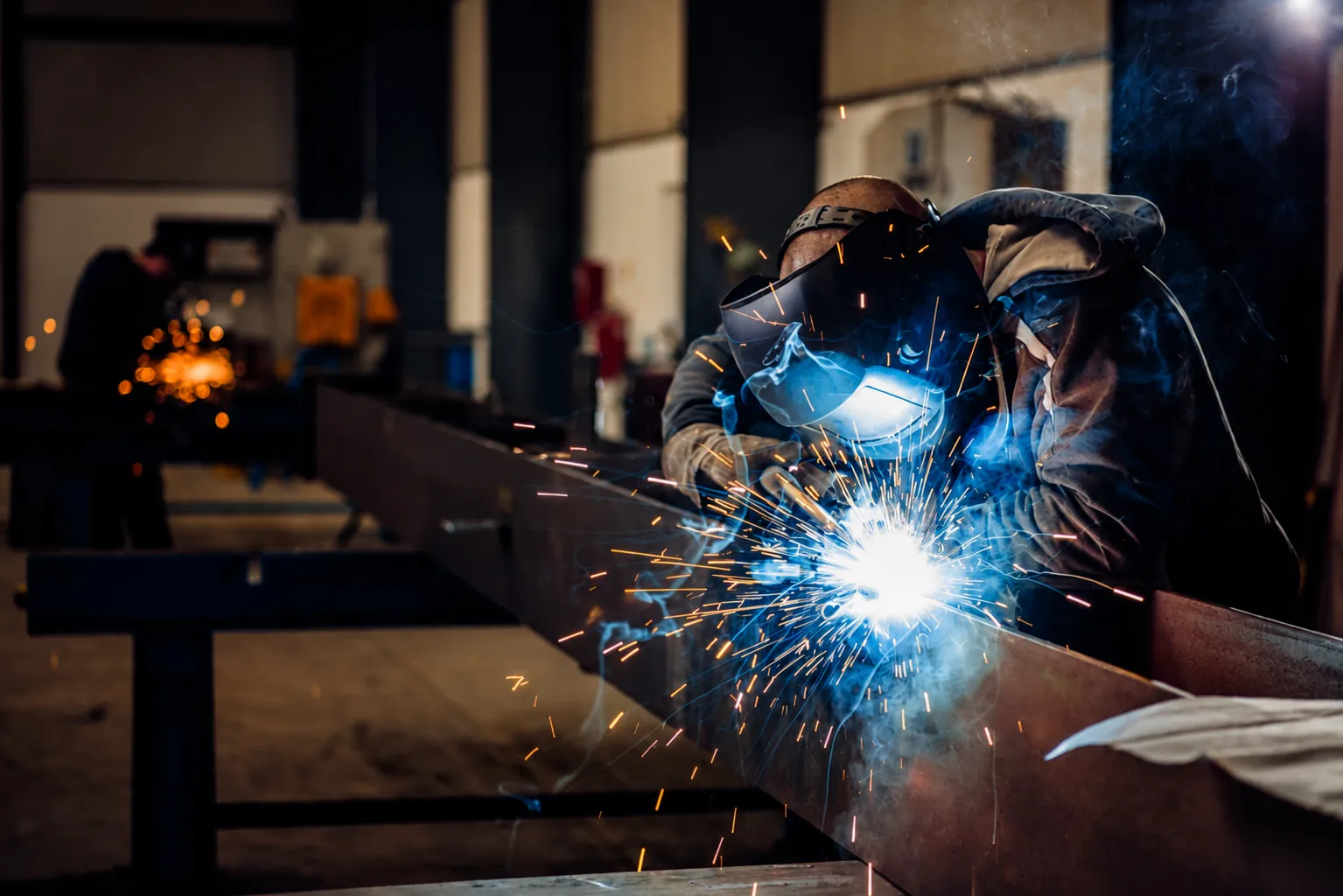 Trabajos de soldadura en taller industrial